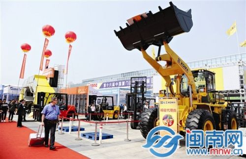 機械展區(qū)，眾多石材機械亮相，吸引客商目光